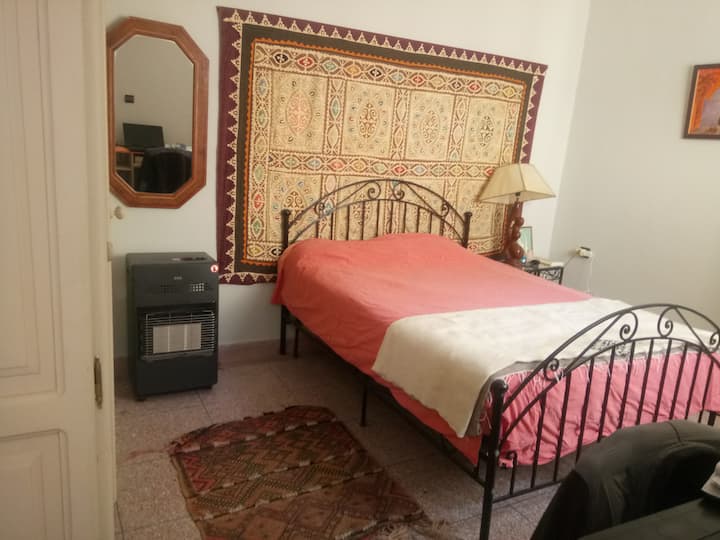 Ქირავდება ბინა n2 ახალი ღია ოთახი ბერბერულ კარავში, რომელიც მდებარეობს ზედა ტერასაზე განთავსებულ ბერბერულ კარავში. 