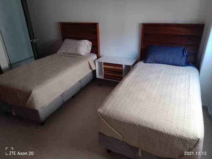 Საძინებელი 3,
აქვს ორი ერთადგილიანი საწოლი 
Ფანჯარა, კარადა და საკუთარი აბაზანა-ტუალეტი.
