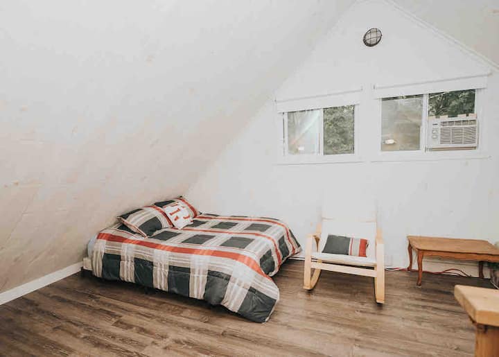 غرفة النوم الثالثة في الطابق الثاني
سرير كوين + وحدة مكيف هواء