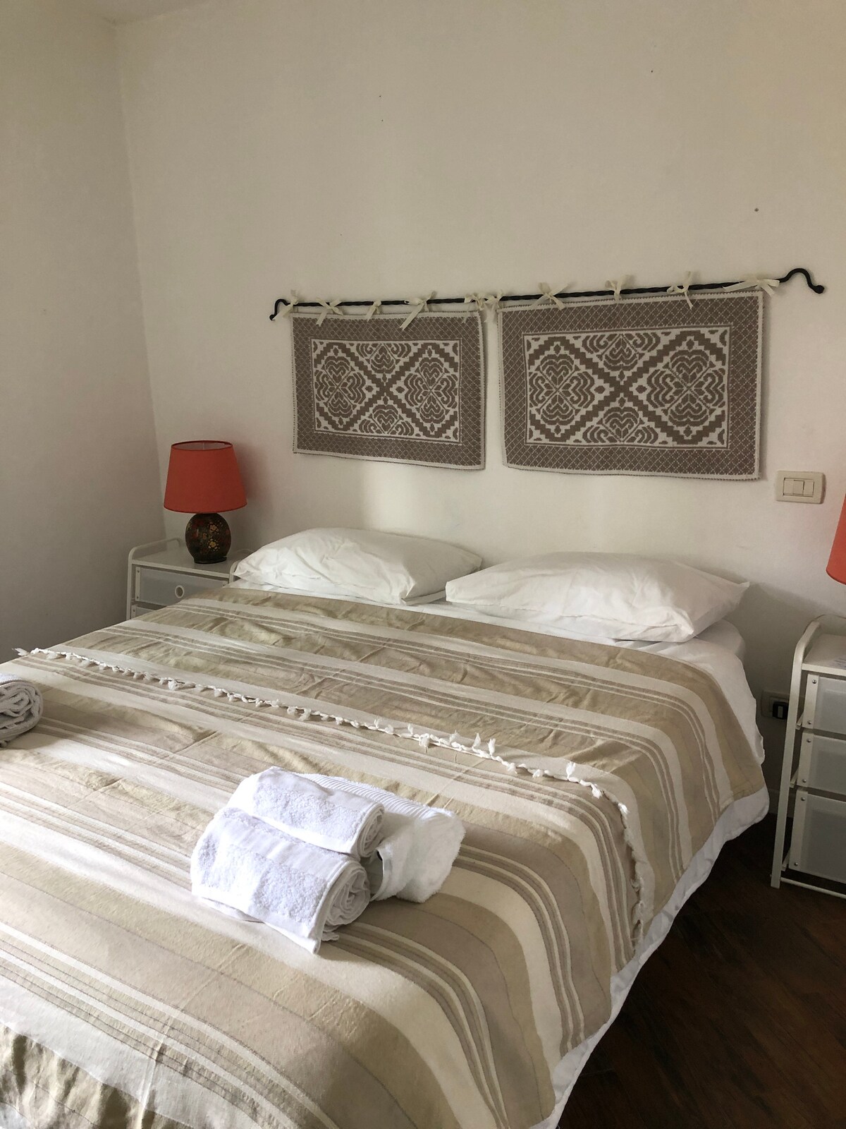 غرفة نوم مزدوجة في الطابق العلوي