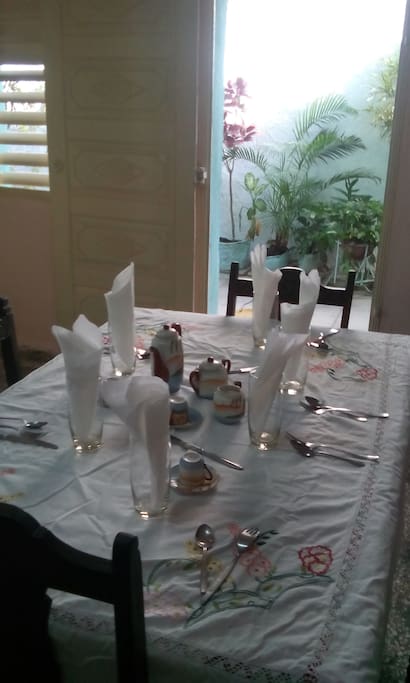 Mesa lista para degustar variedad de platos típicos de Cuba