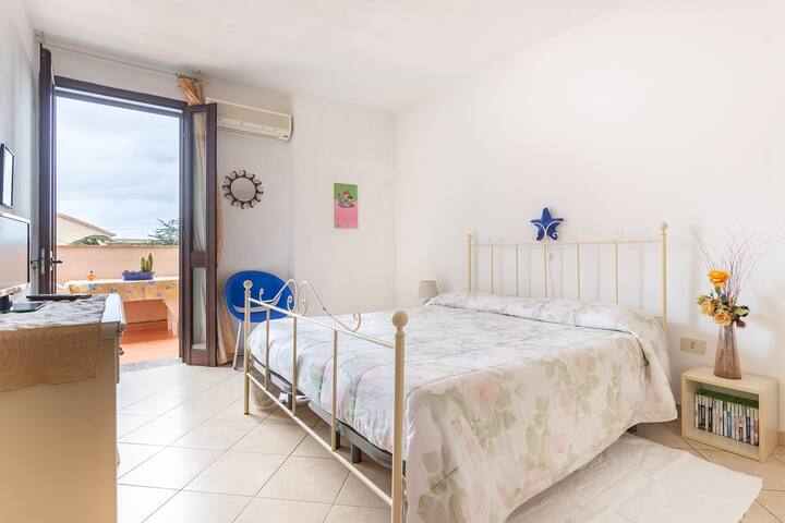 Bright room with IUN E6904 small terrace