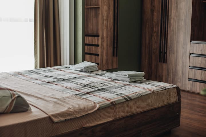 Queen size-säng med utsikt över staden