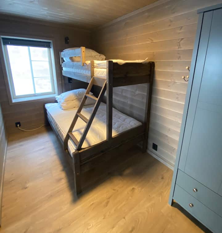 75/120x200 seng 
3 puter og 3 dyner. יש להביא את המצעים. מקום פנוי בארון לבגדים. משהו שכותרתו פרטי.