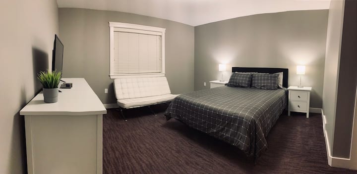 חדר שינה ראשי עם מיטת קווין סייז. 