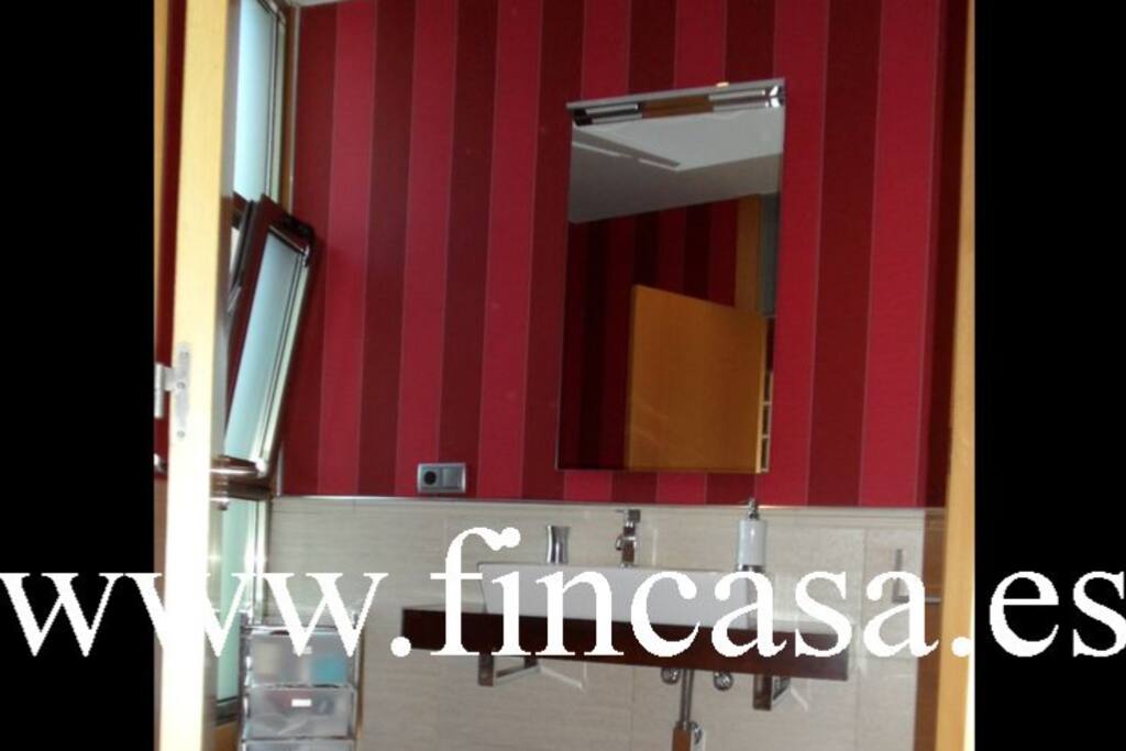 Baño con bañera en dormitorio principal