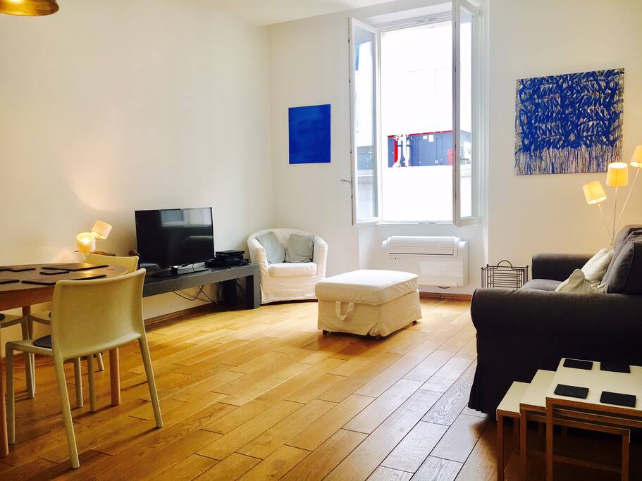 Spacious living room