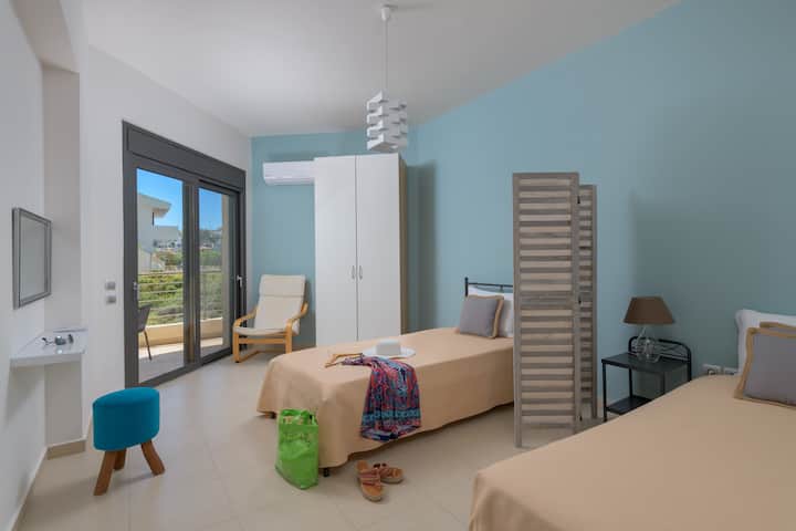 ห้องสีฟ้าไพลิน: อบอุ่นและเงียบสงบพร้อมระเบียงส่วนตัว