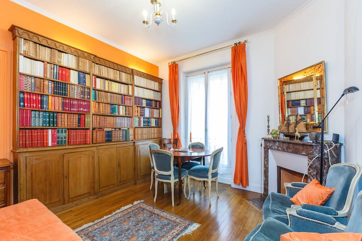 A NICE LOVELY TYPICALLY FRENCH ROOM