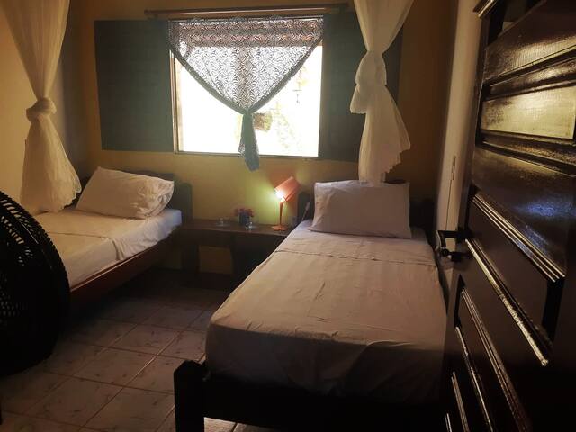 Sunny Room close to the Beach duas camas solteiro