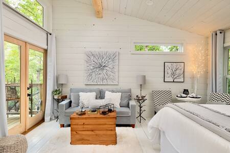 Luxurious Secluded Romantic Treehouse with Hot Tub