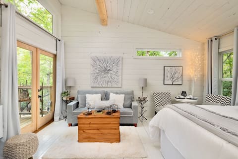 Luxurious Secluded Romantic Treehouse with Hot Tub