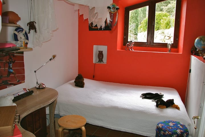 2nd House: Bedroom 4 with a double bed