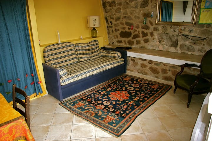 2nd House: Bedroom 5 with 2 single beds 