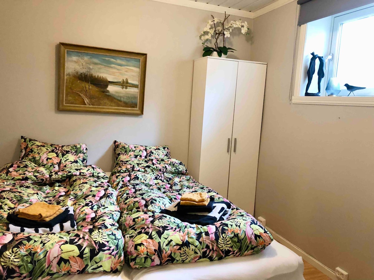 Ახლად შეძენილი Kingsize 180 საწოლი
Ახლად შეძენილი მატრასები და ზედა ლეიბი. Ახლად შეძენილი ზეწრები, ბალიშები, საწოლის გადასაფარებლები და 220 სმ სიგრძის საბნები 