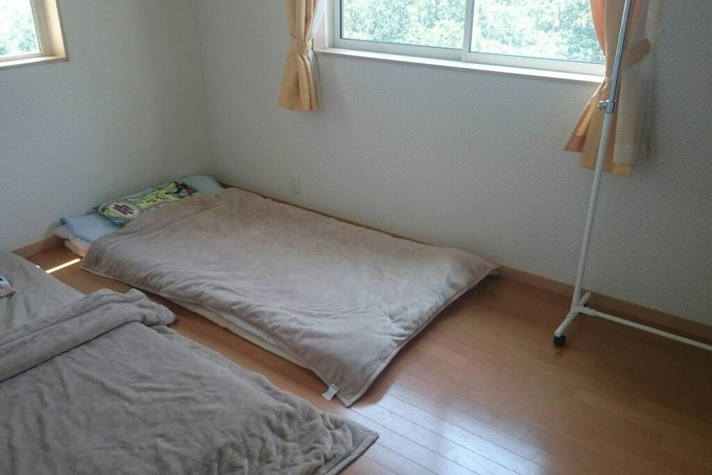 ベッドルーム
bedroom
海と山の両方が望めます。
both sea and mountain.