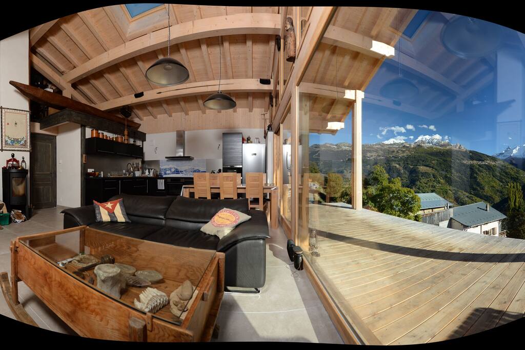 Vue panoramique de la maison en été