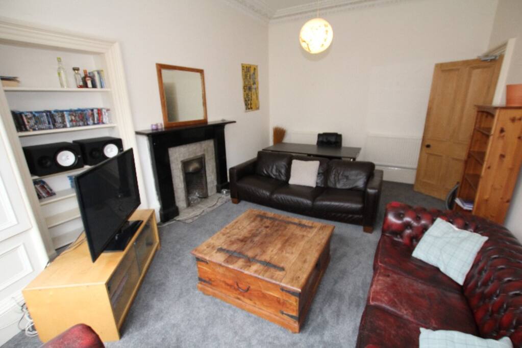 Classic period property with beautiful cornices and original fireplace