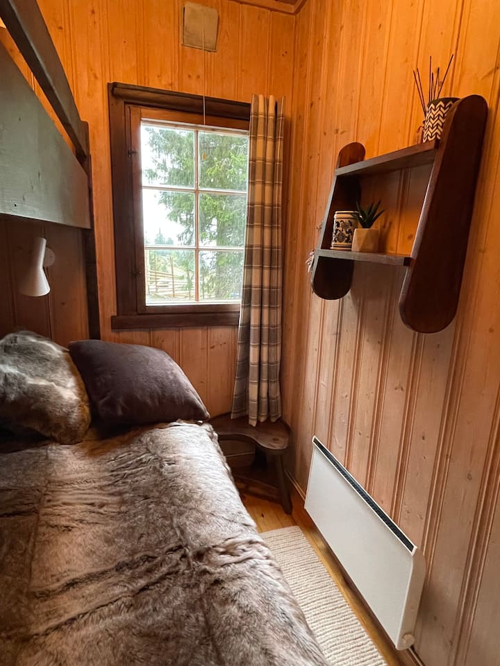 Dhomë miqsh me krevat 120 cm x 200 cm poshtë. Krevati i krevatit lart është hequr. 