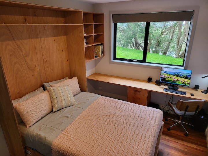 Nuestro pequeño "sexto dormitorio" favorito que puede transformarse en una oficina si no necesitas la cama.  Por favor, estipula cuál prefieres al reservar.