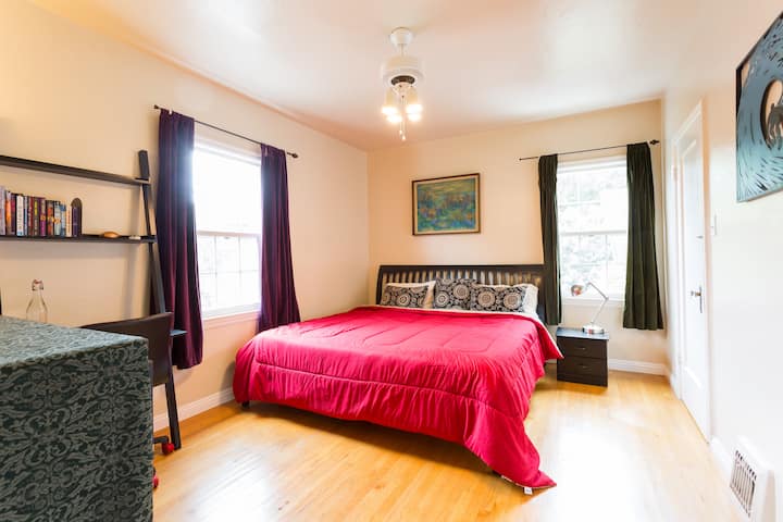 Sauna, Hot Tub, Comfy King Bed, Walk to San Rafael