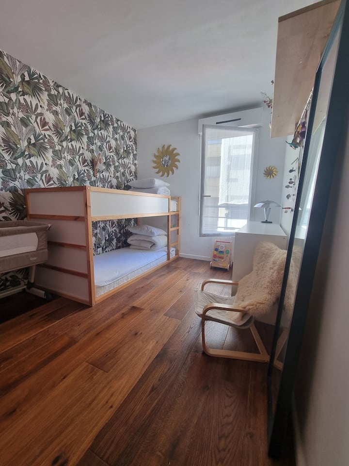 90 × 200 سم × 2
+ سرير عند الطلب
+ سرير مظلة عند الطلب 

يرجى إحضار ملاءاتك الخاصة.