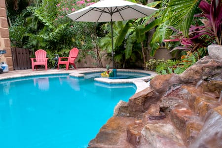 Luxury 3BR/3BA, Private Heated Pool, Beach