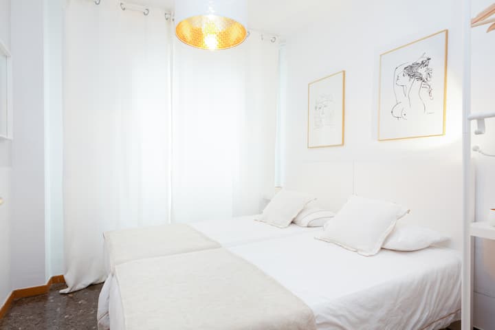 La deuxième chambre, située à l'entrée de l'appartement, est de l'autre côté de la suite parentale pour assurer l'intimité et dispose d'une salle de bain juste à côté.