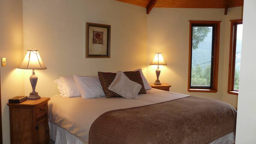 A Relaxed West Coast View Retreat gallery image 5