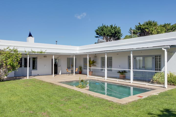 4 Bedroom Luxury Accommodation in Hout Bay