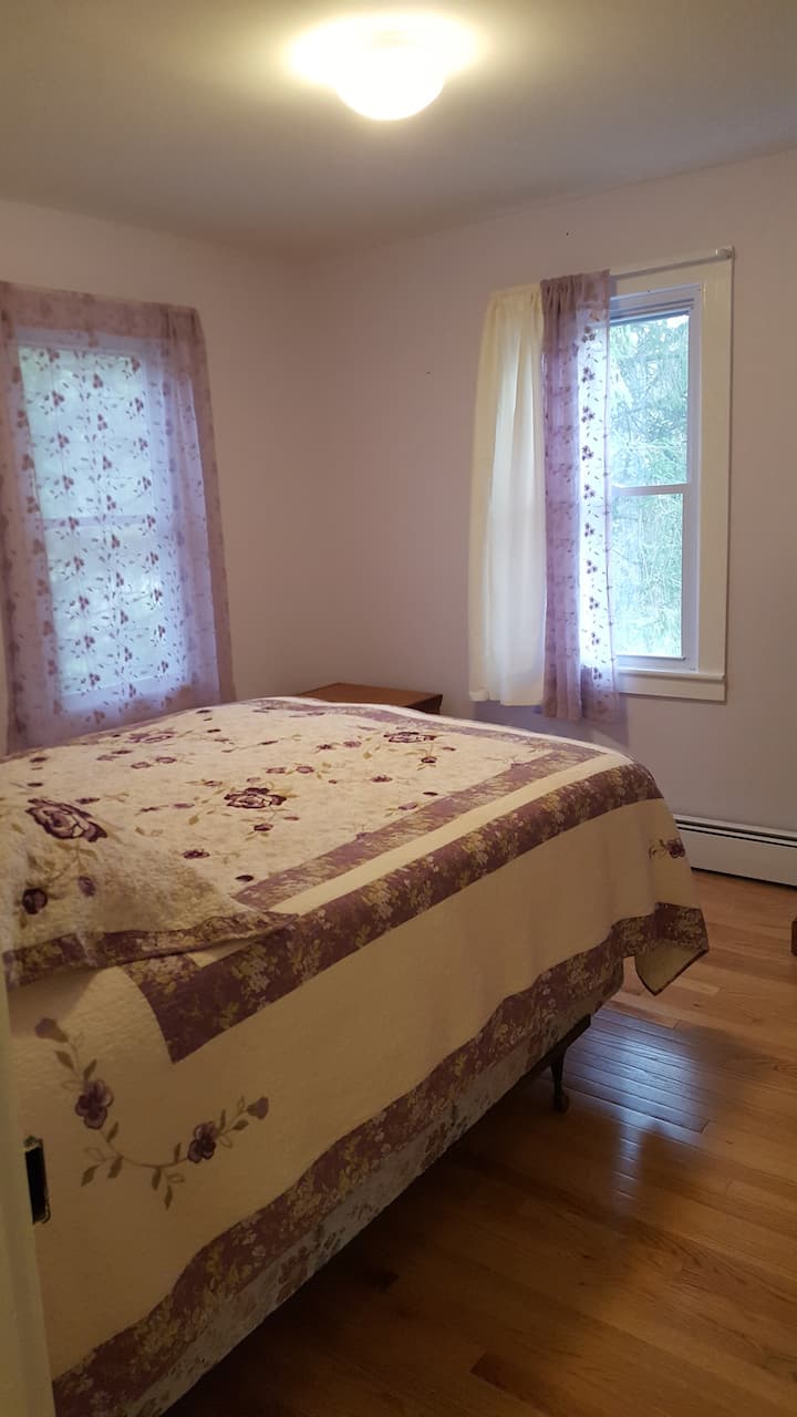 חדר שינה שני עם מיטה זוגית