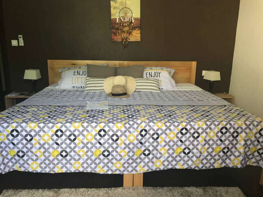 Une magnifique chambre...avec un grand lit pour une nuit agréable seul ou avec votre bien aimé.