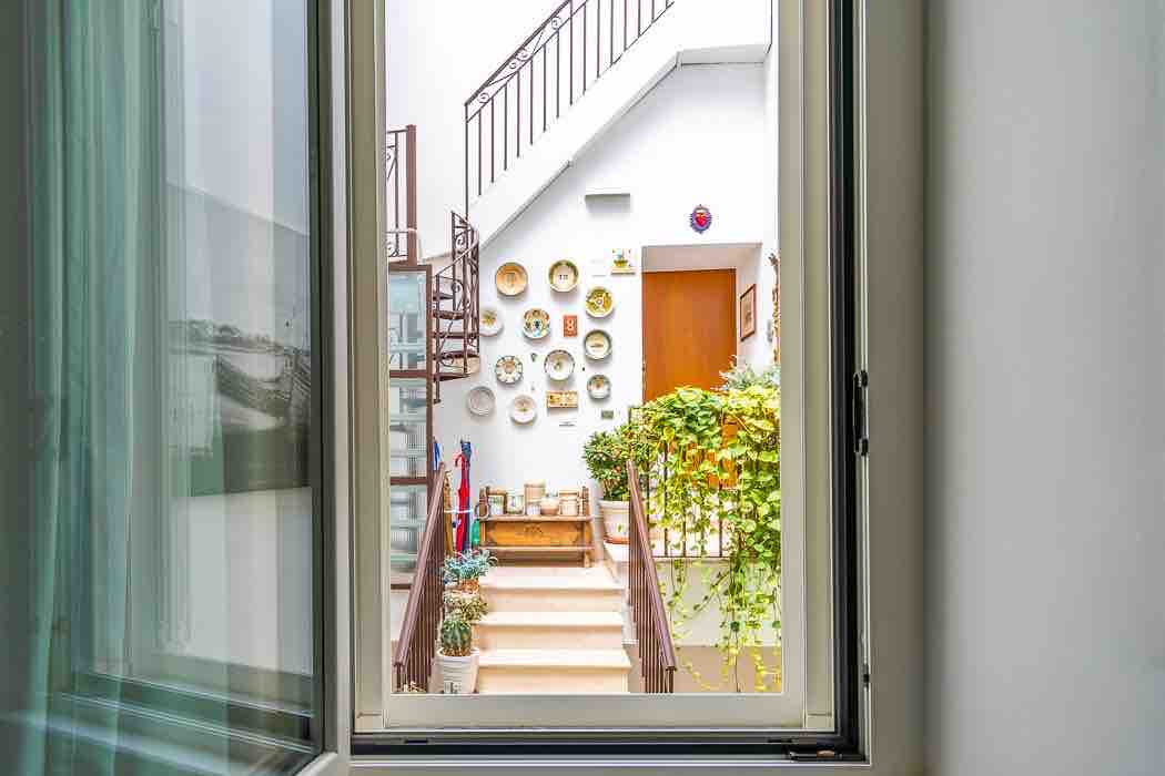 terasa 2
spálne s dvoma samostatnými lôžkami s veľkým výhľadom vnútri.