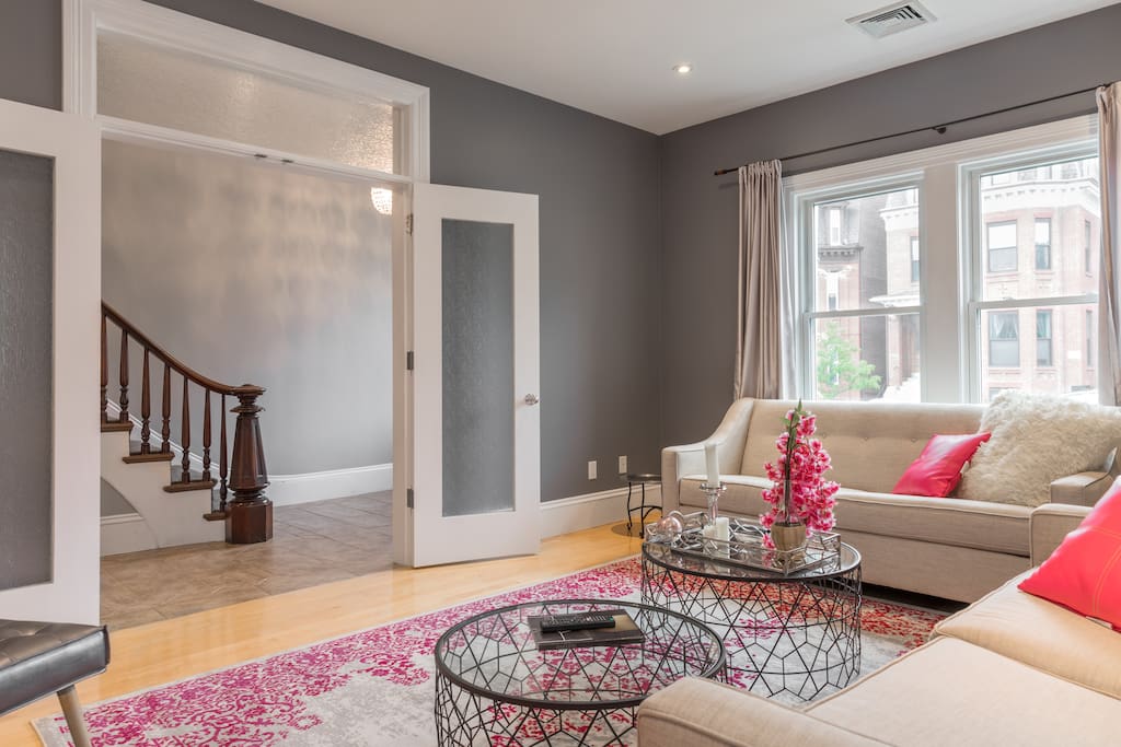 Super comfortable living room has two sleep sofas that have tempurpedic
gel mattresses and enough square footage to host a business team building event to accommodate up to 20 people.