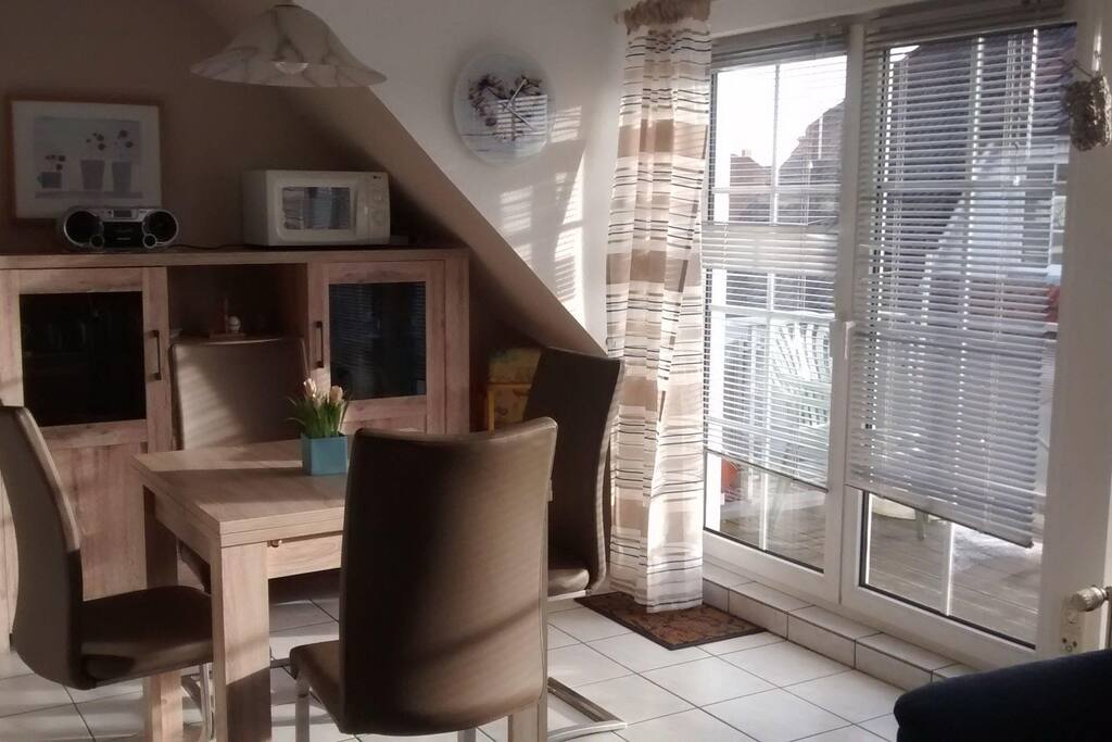 Küchentisch mit Zugang zum Balkon