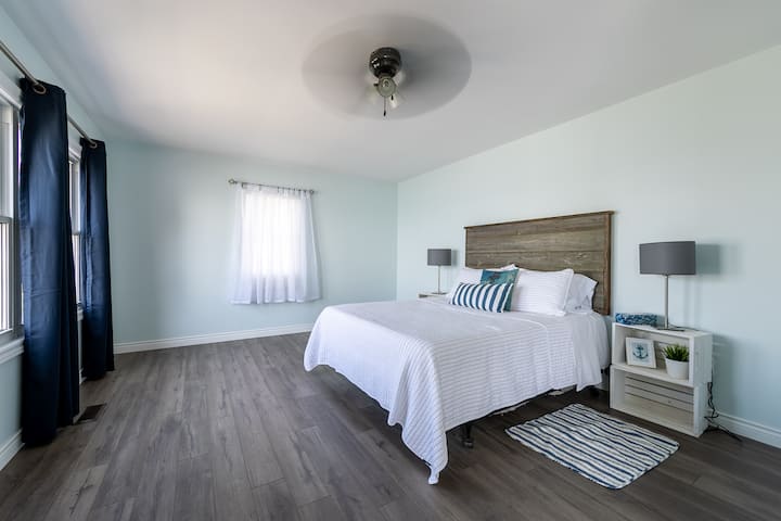 "Captains quarters" queen sized bed with views of the lake with balcony 