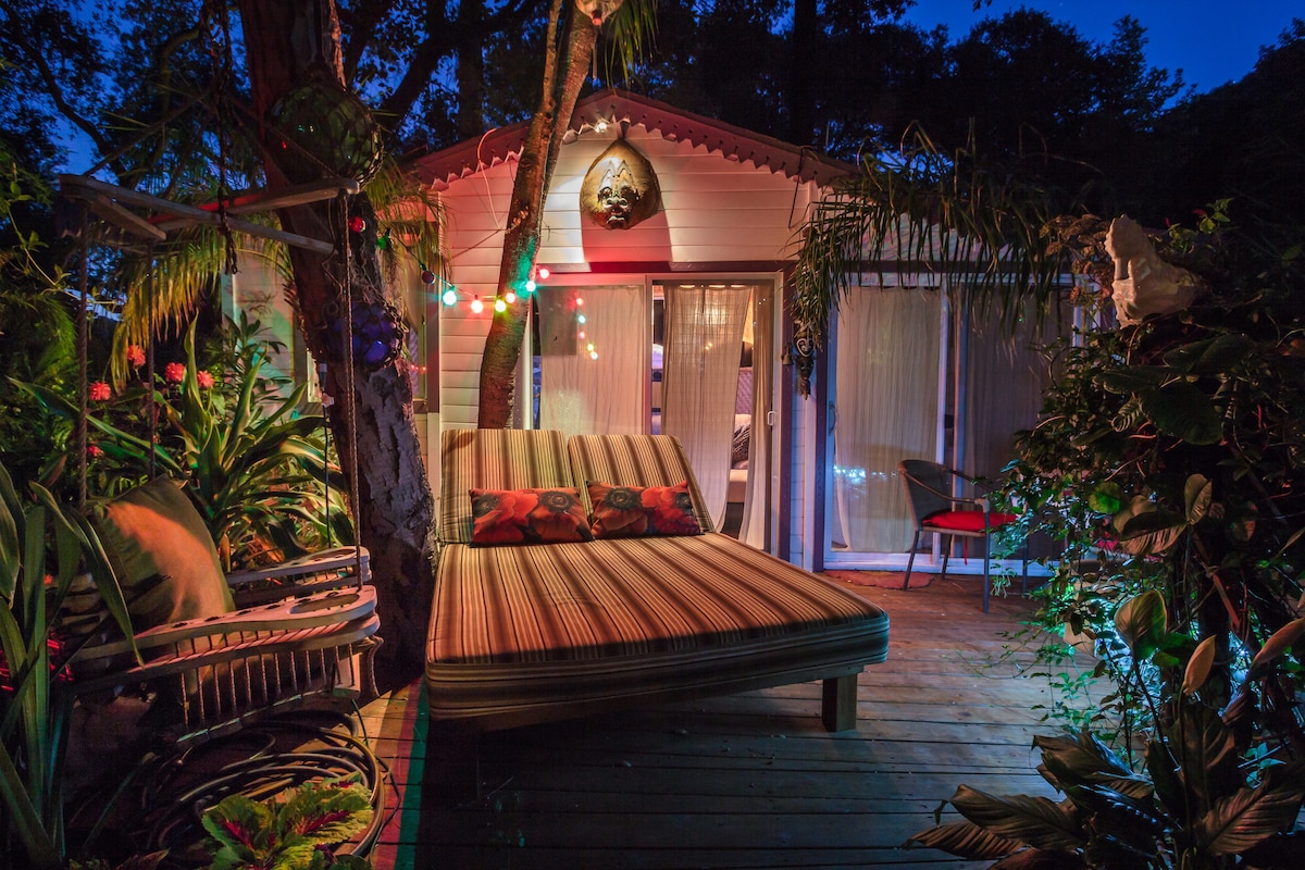 51 Best Airbnbs in the U.S., From a Floating Florida Tiki Hut to a