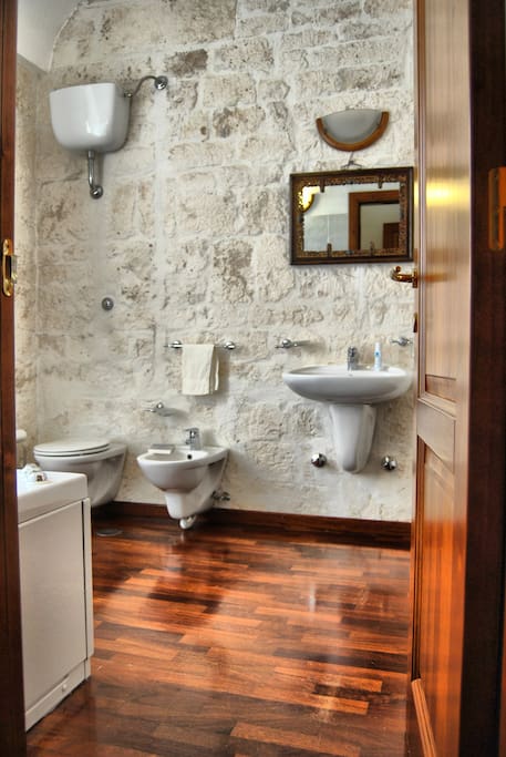 Toilet with bath /Bagno con vasca