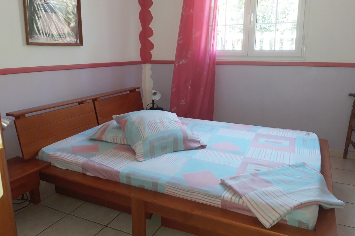 1号卧室配有风扇，非常靠近淋浴间和马桶 

看过一个地方所在的小花园，可以安心吸烟 