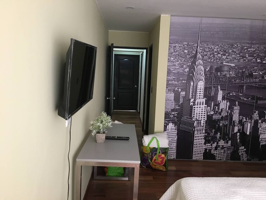 Habitación principal, con vista a la calle, baño incorporado, ropero y tv