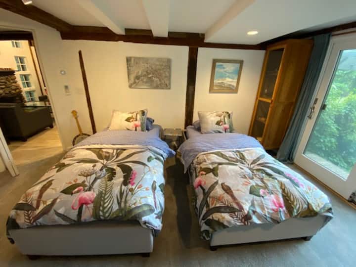 Bedroom 3 (two twin beds)