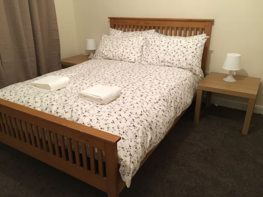 Comfy bed with an excellent quality mattress and a feather and down quilt. Clean towels provided