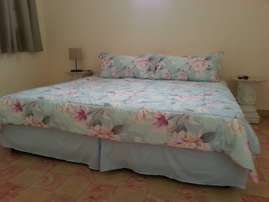 Dormitorio con cama king size