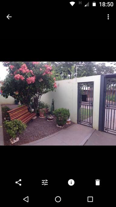Frente da casa e Jardim.