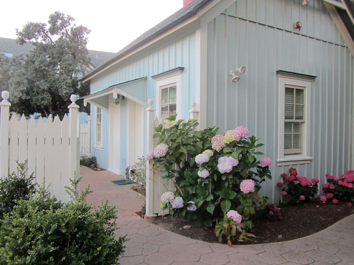 Victorian Cottage on West Cliff Drive 180089 Guesthouses for Rent in