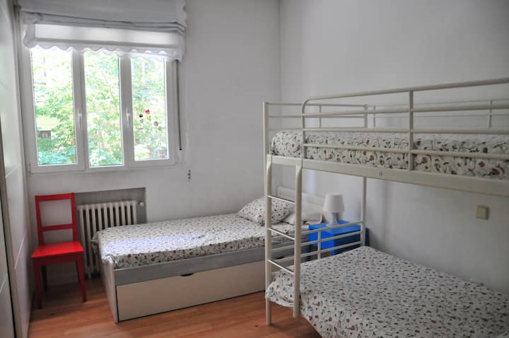 房间配有三张双层床+单人床