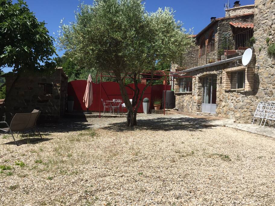 Terrasse et entrée de l’appartement