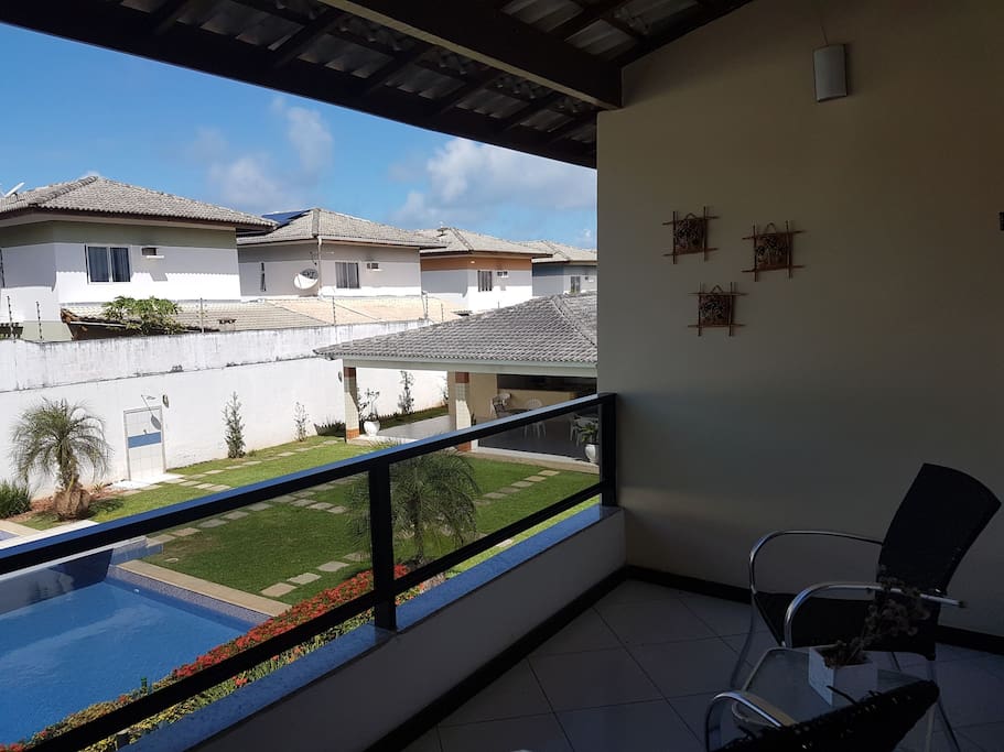 Vista da varanda da casa para piscina do condomínio