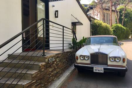 Beverly Hills SuiteB -Large private bath & balcony