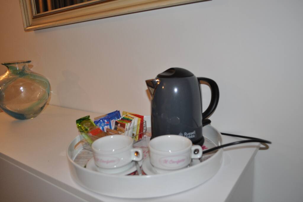 In camera a disposizione il bollitore con tisane e infusi